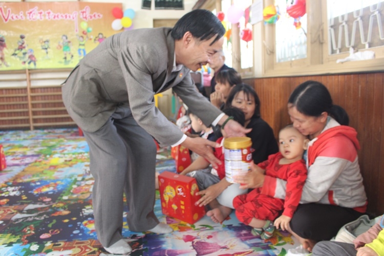 Chung tay lo Tết Trung thu cho trẻ em nghèo