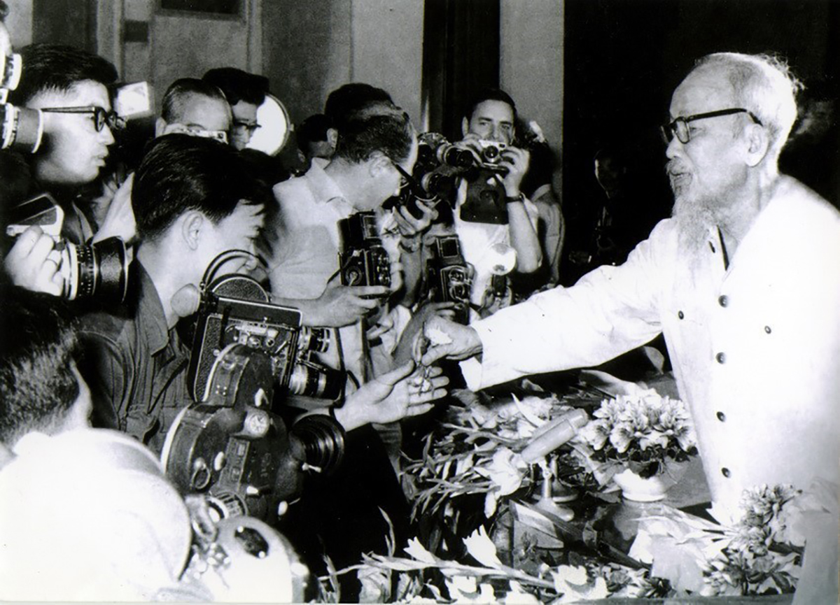 Chủ tịch Hồ Chí Minh gặp gỡ phóng viên các cơ quan báo chí trong và ngoài nước tại Thủ đô Hà Nội (5/1968).