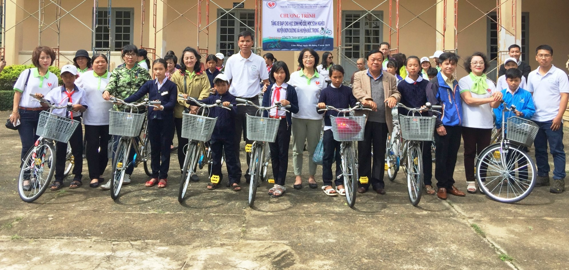 Trao xe đạp cho học sinh nghèo Đức Trọng và Đơn Dương