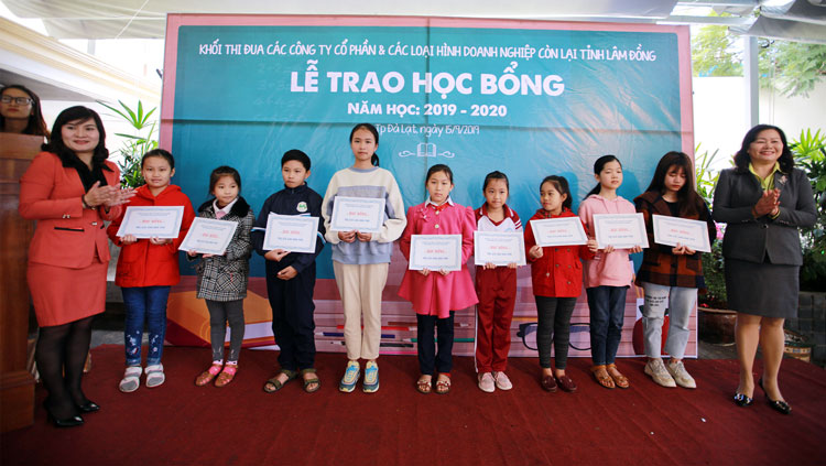 41 triệu đồng học bổng trao học sinh Khối thi đua các công ty