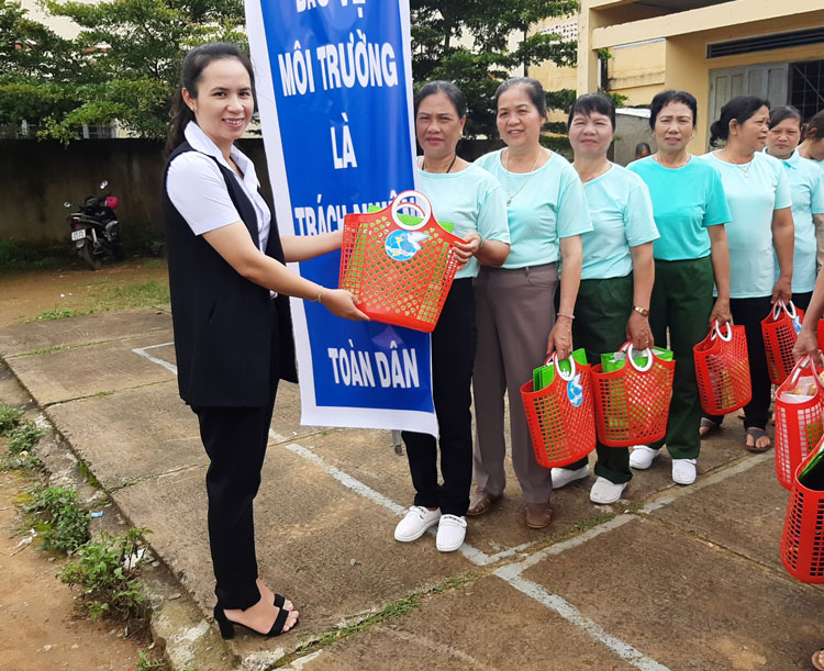Bảo Lâm: Ra mắt mô hình phụ nữ chống rác thải nhựa