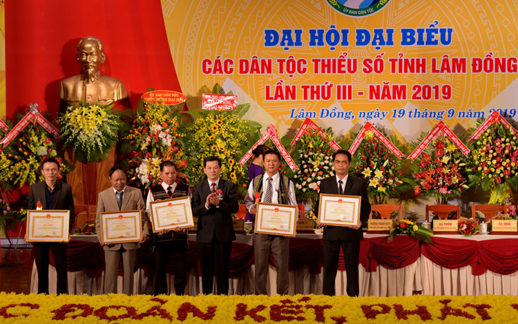 Tặng bằng khen của Bộ Trưởng, Chủ nhiệm Uỷ ban Dân tộc cho các tập thể