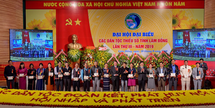 Trao kỷ niệm chương