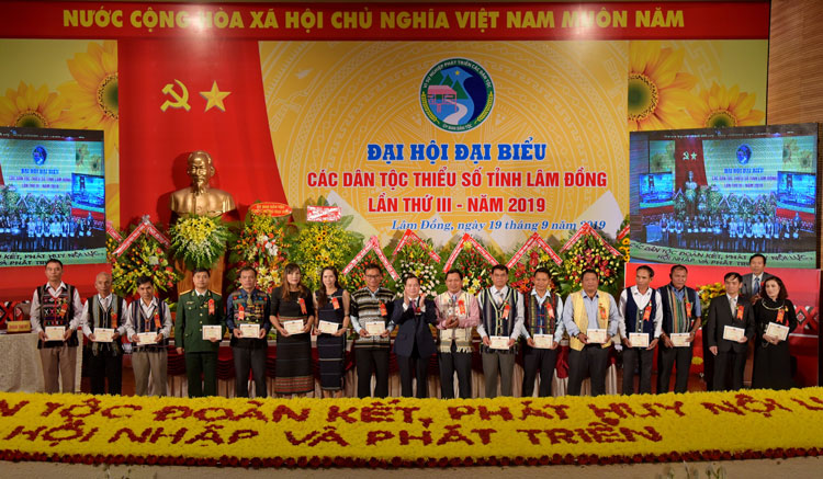 Cá nhân được trao tặng kỷ niệm chương của Ủy ban Dân tộc.