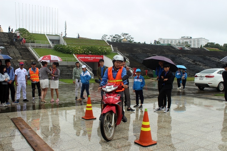 Thanh niên, học sinh, sinh viên với văn hóa giao thông