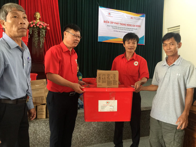 Trao 100 thùng hàng gia đình và 6.000 gói bột lọc nước cho các hộ dân bị ảnh hưởng bởi lũ lụt