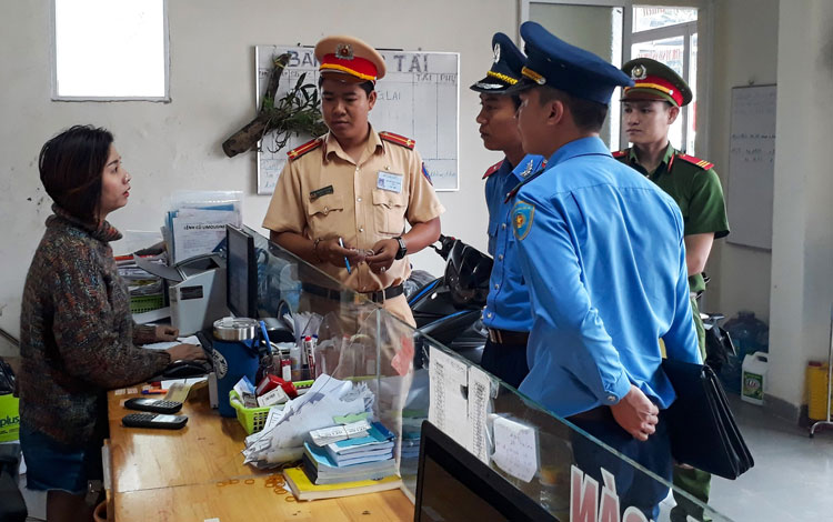 Kiểm tra an toàn xe đưa đón học sinh trên địa bàn TP Đà Lạt
