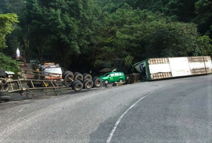 Đâm vào vách núi, xe container lật bẹp dúm trên đèo Bảo Lộc