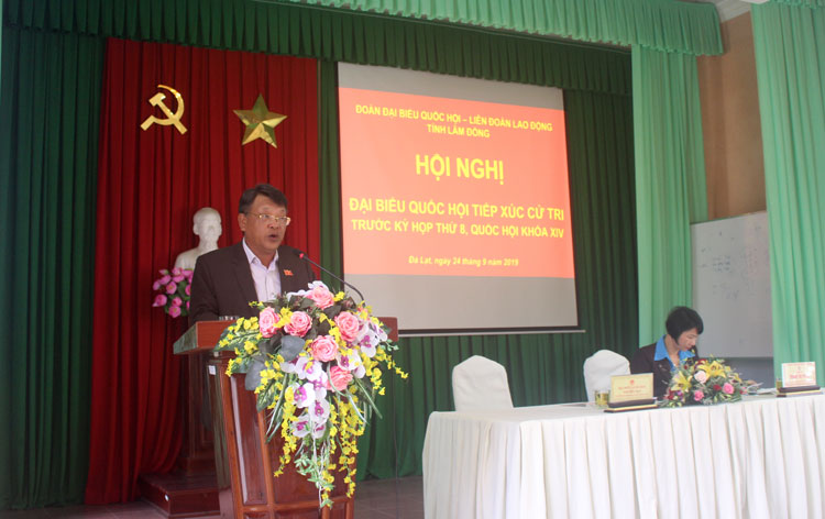 Đoàn đại biểu Quốc hội tiếp xúc cử tri trước Kỳ họp thứ 8