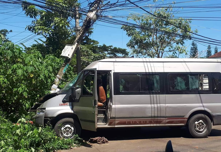 Xe khách tông xe máy dính vào trụ điện, 4 người bị thương phải nhập viện