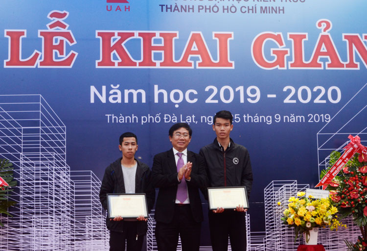 Tặng giấy khen cho 2 thủ khoa đầu vào khóa 2019 thuộc 2 ngành tuyển sinh