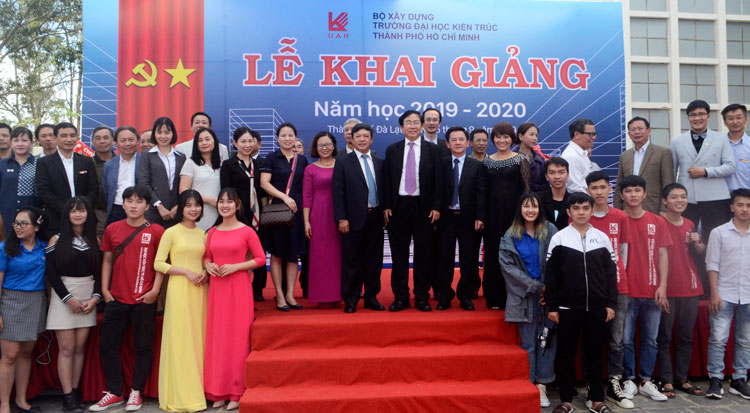 Lãnh đạo tỉnh chụp hình lưu niệm cùng cán bộ, giảng viên và sinh viên Trường Đại học Kiến trúc thành phố Hồ Chí Minh cơ sở Đà Lạt