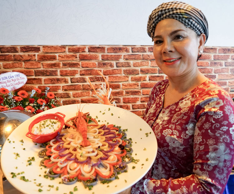 Đầu bếp sông Hậu với món “bánh canh ngũ sắc”. Ảnh: N.Quân