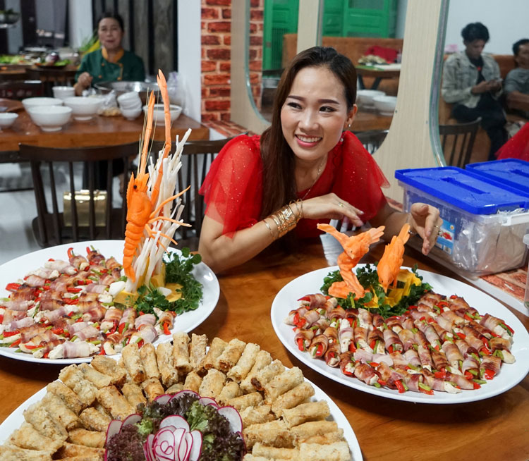 Du khách thích thú được tạo dáng với ẩm thực hai miền. Ảnh: N.Quân