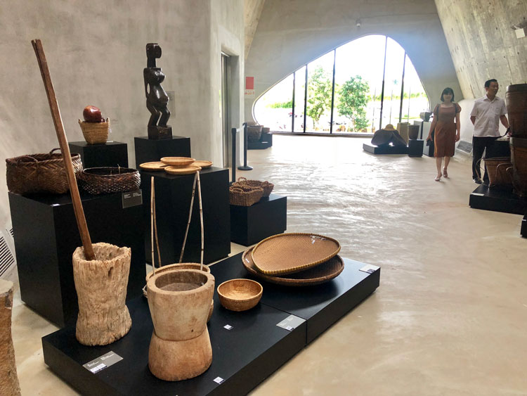 Trưng bày nhiều vật dụng, công cụ sản xuất và chế biến cà phê của Việt Nam từ thời kỳ sơ khai đến ngày nay