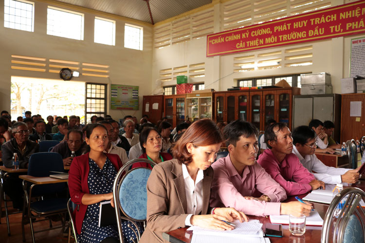 Cử tri xã Phi Tô lắng nghe các đại biểu trả lời các kiến nghị