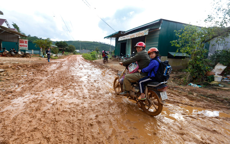 Đạ K'nàng: Con đường &quot;đau khổ&quot; sẽ được trải thảm nhựa