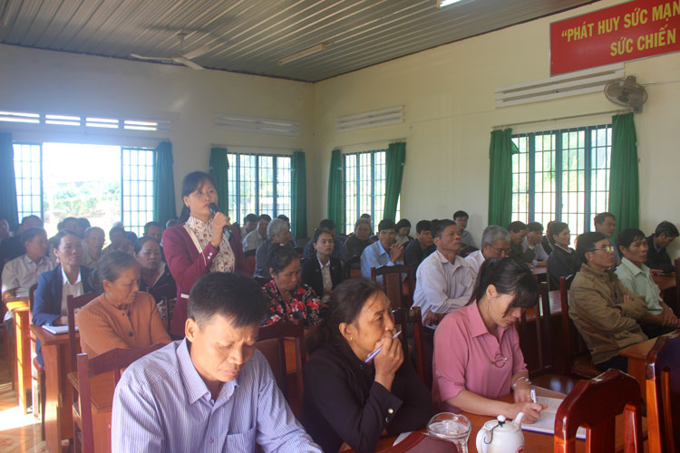 Cử tri xã Hòa Trung kiến nghị với Đại biểu Quốc hội