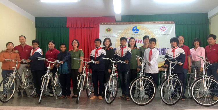 Tặng công trình &quot;nước sạch cho em&quot; và xe đạp cho trường bán trú PTTH Đưng K'Nớ