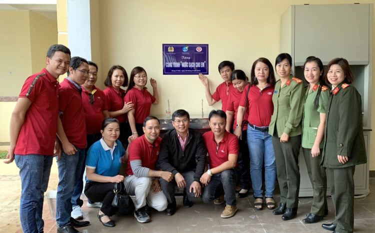Đoàn công tác tặng công trình “Nước sạch cho em” cho Trường bán trú PTTH Đưng K’Nơh (Lạc Dương)