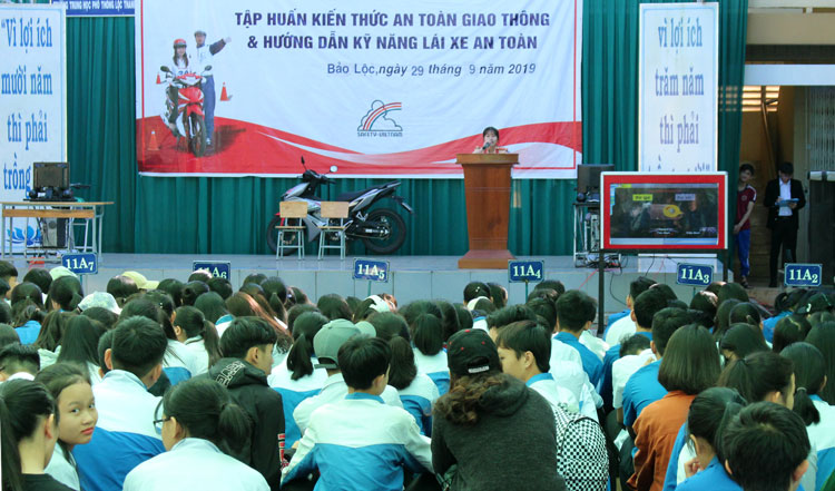 Tuyên truyền Luật Giao thông đường bộ cho học sinh