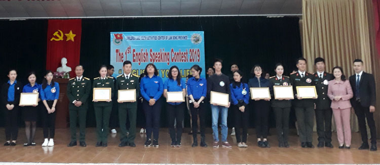 10 đội tham gia Hội thi hùng biện tiếng Anh thanh niên