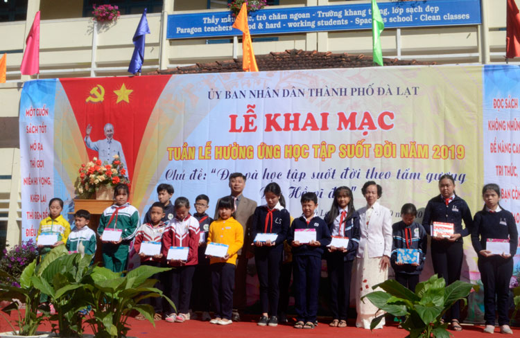 Đại diện Phòng GDĐT và Hội Khuyến học Đà Lạt trao học bổng cho học sinh có hoàn cảnh khó khăn
