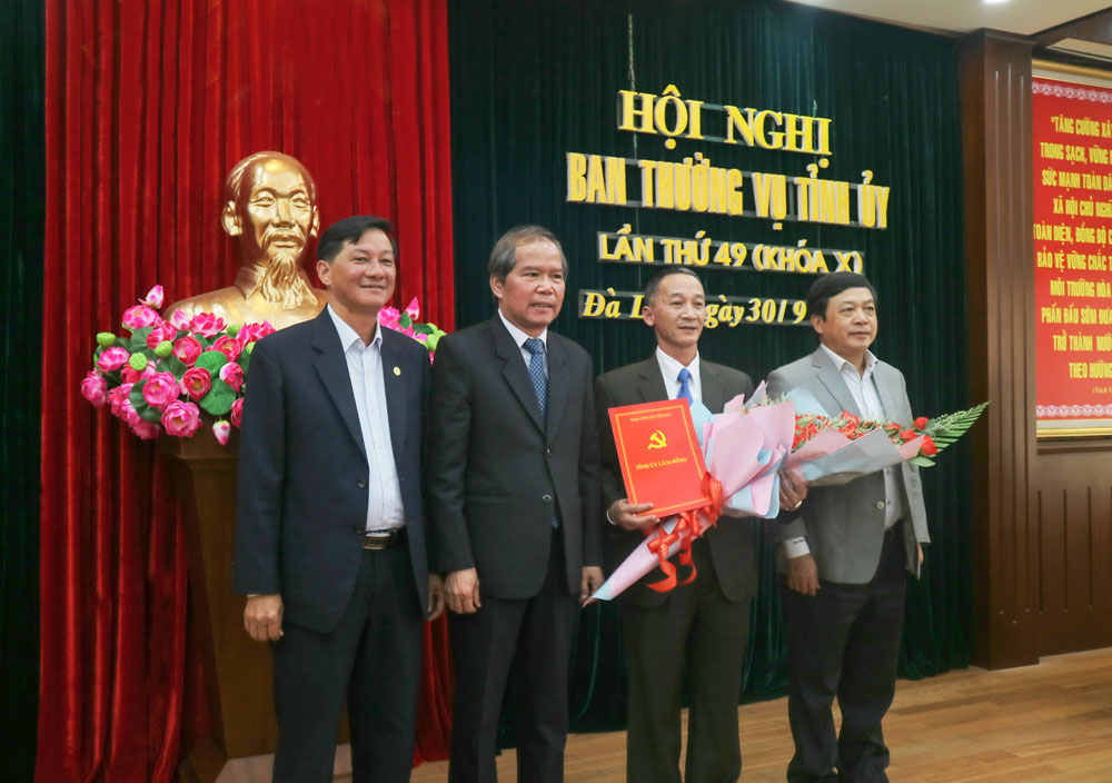 Các đồng chí Thường trực Tỉnh ủy chúc mừng, chụp hình lưu niệm cùng đồng chí tân Phó Bí thư Tỉnh ủy