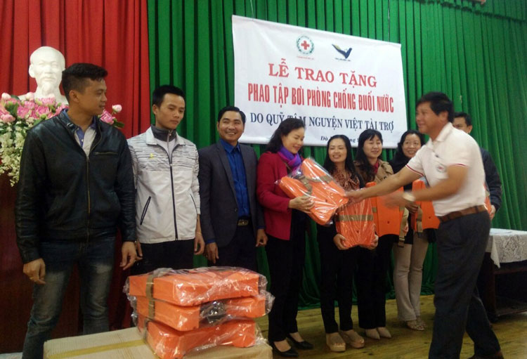 Trao tặng phao tập bơi phòng, chống đuối nước cho học sinh 8 trường tiểu học
