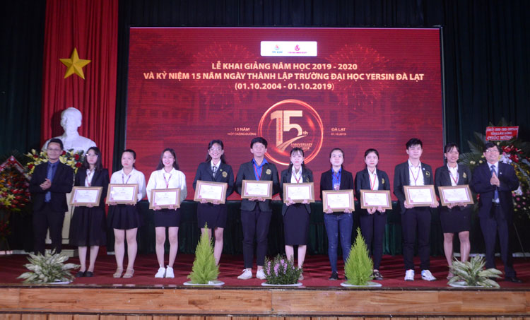Đại diện các nhà tài trợ trao học bổng cho sinh viên