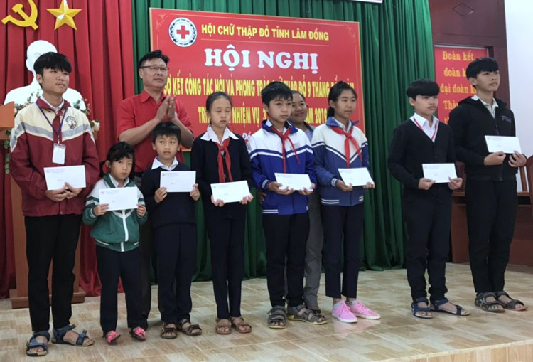 Hội Chữ thập đỏ tặng học bổng cho học sinh nghèo gần 764 triệu đồng