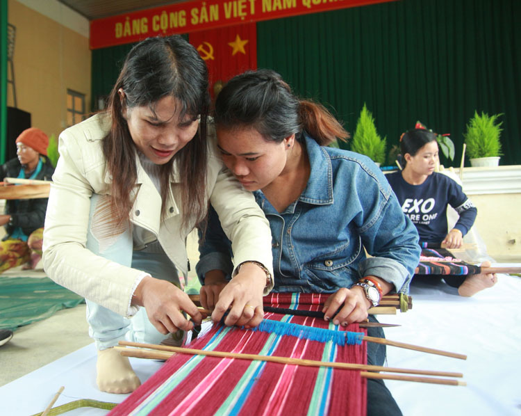Gìn giữ nghề dệt truyền thống