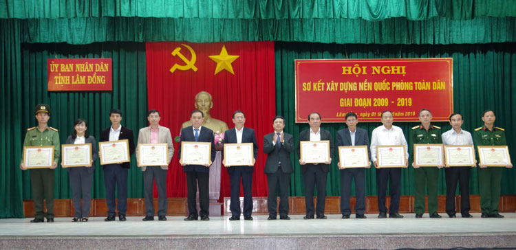 Các tập thể, cá nhân được UBND tỉnh tặng bằng khen vì có thành tích xuất sắc trong xây dựng nền quốc phòng toàn dân giai đoạn 2009 - 2019