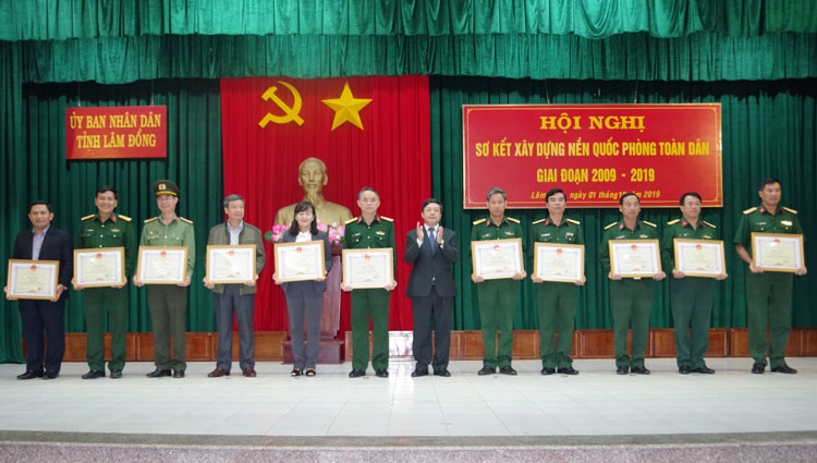 Các tập thể, cá nhân được UBND tỉnh tặng bằng khen vì có thành tích xuất sắc trong xây dựng nền quốc phòng toàn dân giai đoạn 2009 - 2019
