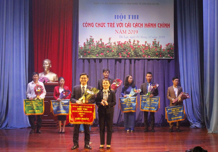 Ban tổ chức trao giải cho đội thi giành giải Nhất