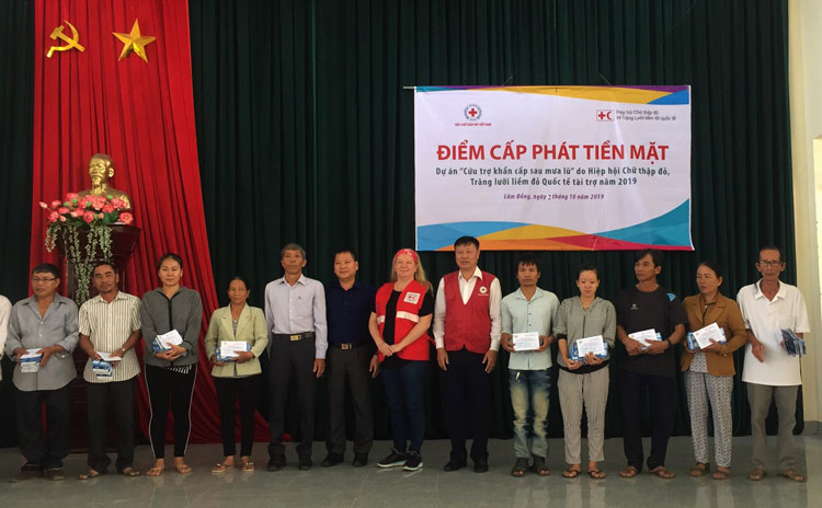 Chi tiền cứu trợ khẩn cấp sau lũ cho 601 hộ dân Đạ Tẻh