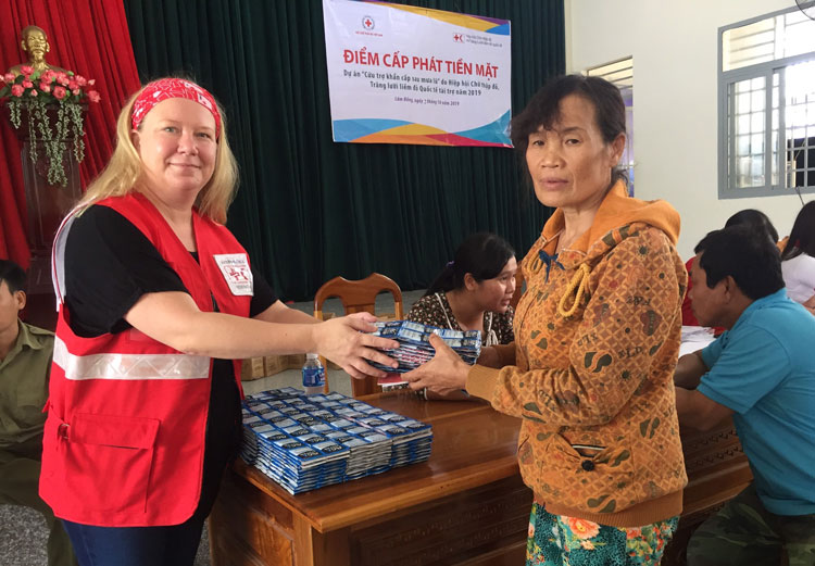 Đại diện Hiệp Hội Chữ thập đỏ - Trăng lưỡi liềm đỏ Quốc tế trao bột lọc nước cho người dân Đạ Tẻh
