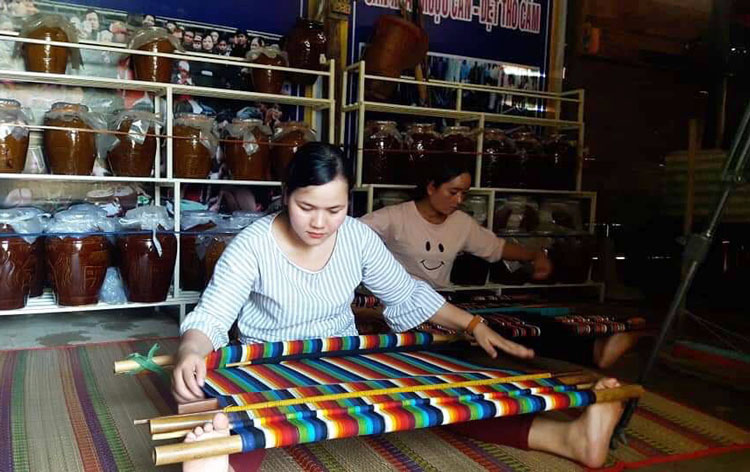 Những sản phẩm của Tổ sản xuất rượu cần và dệt thổ cẩm luôn được trưng bày tại các chương trình, lễ hội của địa phương. Ảnh: T.Hiền