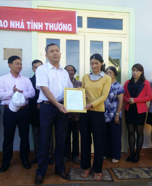 Trao tặng nhà tình thương cho bệnh nhân nghèo