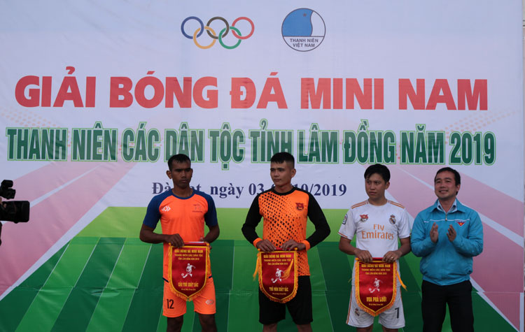 Trao danh hiệu cho các cá nhân xuất sắc trong giải đấu