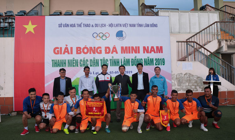 Ban tổ chức trao Cúp và Huy chương Vàng cho đội Di Linh