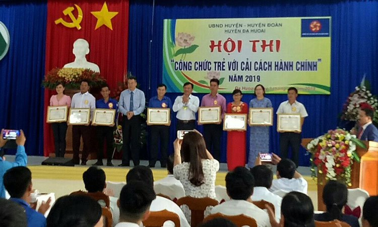 Ban tổ chức trao Giấy khen cho các đội đạt giải