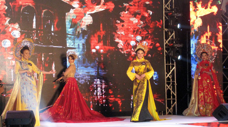 Phần thi Trang phục áo dài của các thí sinh