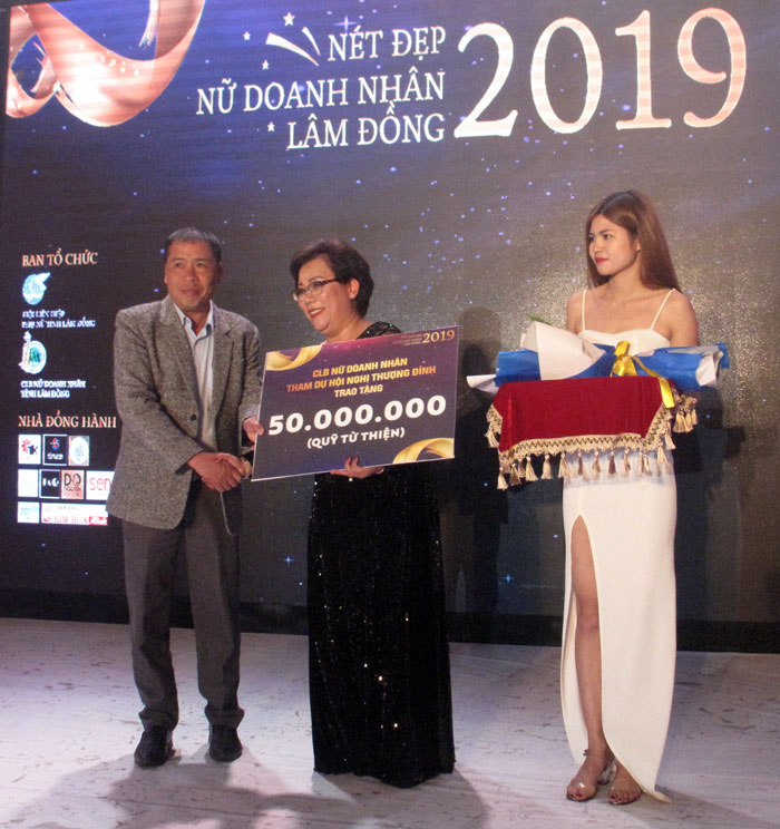 Lãnh đạo Công ty Vĩnh Tiến ủng hộ 50 triệu đồng vào Quỹ từ thiện của CLB Nữ Doanh nhân tỉnh