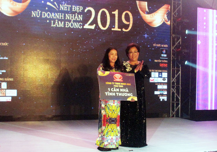 Bà Hồ Thu Nguyệt -Phó Chủ tịch Hội Phụ nữ tỉnh tiếp nhận tài trợ từ CLB Nữ Doanh nhân tỉnh 5 căn nhà tình thương do các doanh nhân ủng hộ