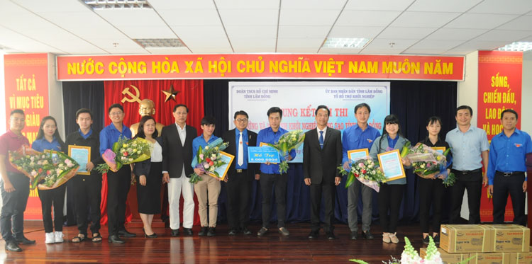 Trao giải cho các tác giả và nhóm tác giả tham gia vòng chung kết hội thi