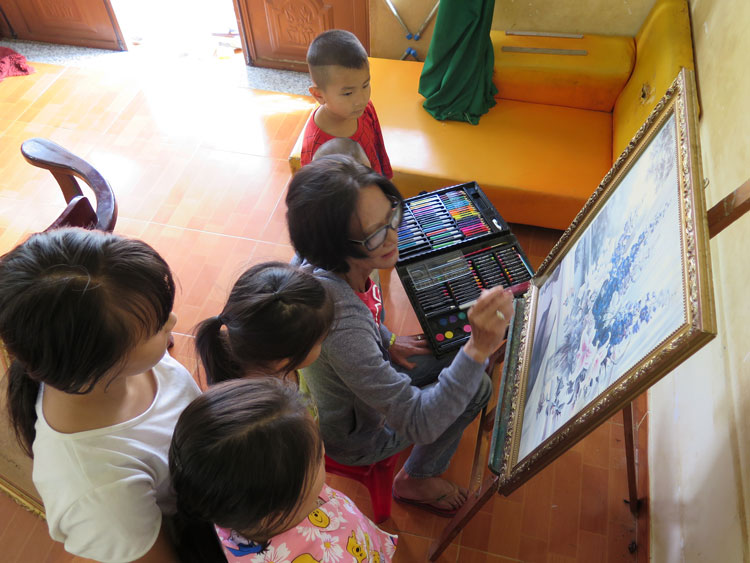 Người phụ nữ vẽ chữ "tâm"