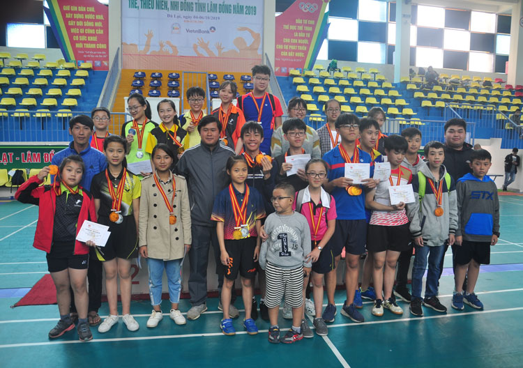 Các thành viên của CLB trường Tiểu học  Trưng Vương tại giải