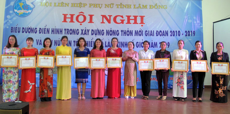 Biểu dương 62 điển hình xây dựng nông thôn mới và phụ nữ DTTS làm kinh tế giỏi