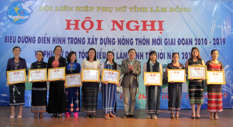 Biểu dương các điển hình phụ nữ DTTS làm kinh tế giỏi